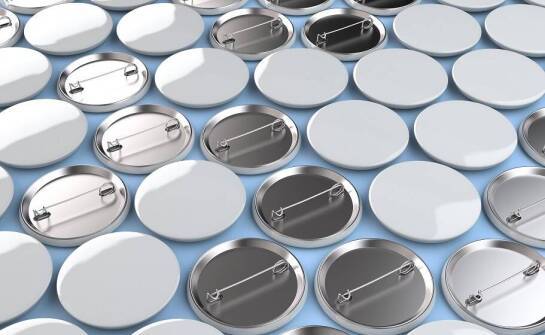 Jak metalowe emblematy wspierają komunikację marki?