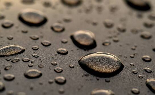 Jakie znaczenie mają czarne koraliki w biżuteryjnej modzie?