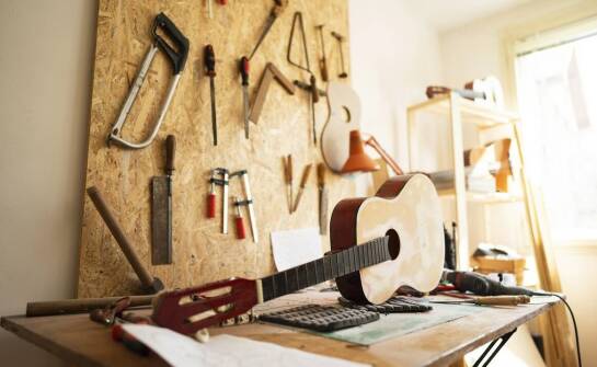 Jak montować ścienne uchwyty na gitary, aby zapewnić ich stabilność?