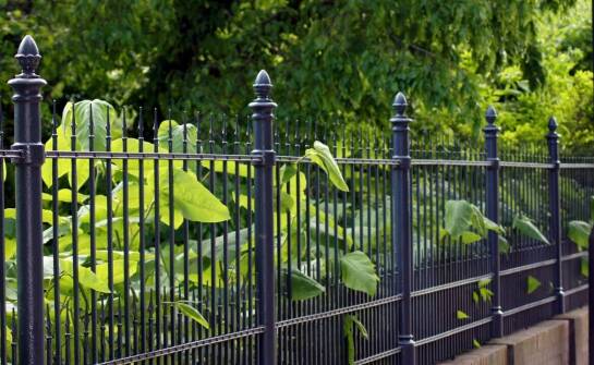 Jak metalowe sztachety o długości 150 cm wpływają na estetykę ogrodzenia?