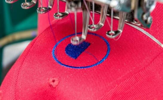 Zastosowanie tekstylnych etykiet w przemyśle odzieżowym i ich zalety