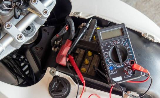 Amperomierz: Kluczowe zasady jego działania i zastosowania w elektronice.