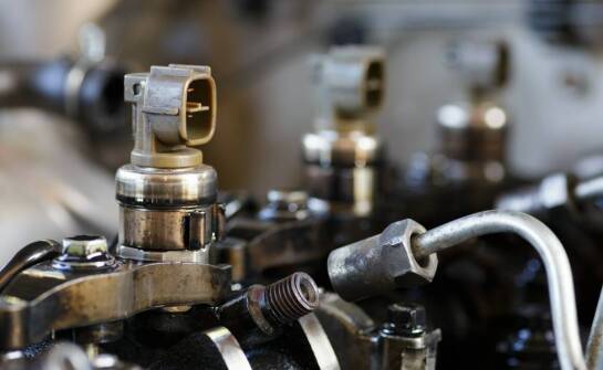 Jakie są najczęstsze objawy uszkodzenia wtryskiwaczy i kiedy warto je regenerować?