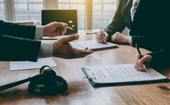 Jakie są różnice między sądową windykacją a pozasądową w kontekście prawa?