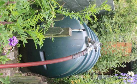 Jak montaż systemów do zagospodarowania deszczówki wpływa na zmniejszenie zużycia wody pitnej?