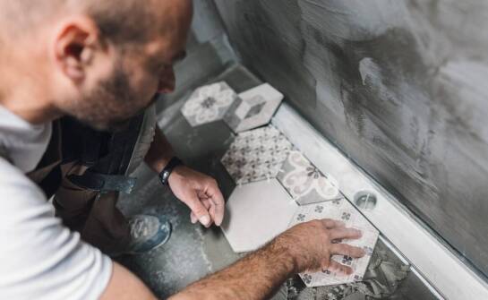 Układanie płytek w wzorach i kształtach nietypowych