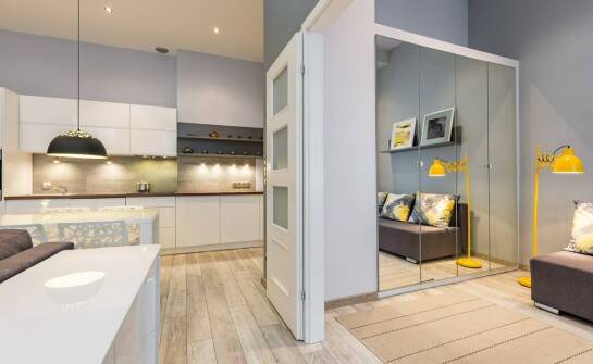 Zalety przeszklonych harmonijkowych drzwiczek w małych wnętrzach