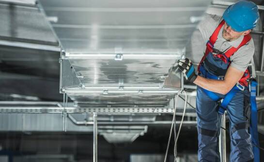 Jakie są kluczowe aspekty montażu systemów chłodniczych w zakładach przemysłowych?