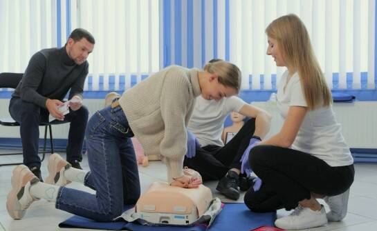 Dlaczego warto wybrać kursy pierwszej pomocy w Gdyni z wojskowym doświadczeniem?