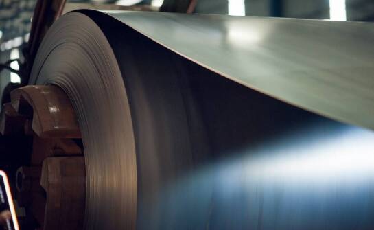 Stalowa folia a redukcja kosztów operacyjnych w zakładach produkcyjnych