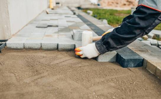 Rola odpowiedniego zagęszczenia piasku przy układaniu chodnikowych płyt