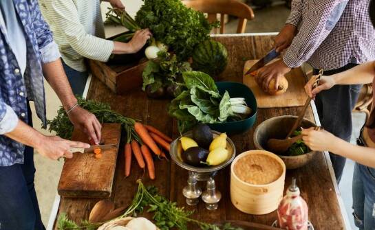 Praktyczne zastosowanie ceramiki w kuchni – wybór naczyń od ceramików