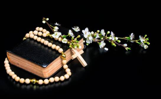Rola drewnianego różańca z drzewa oliwnego w tradycyjnych religijnych obrzędach