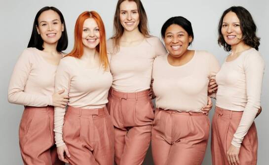 Modne stylizacje z wykorzystaniem damskich spodni z ozdobnymi lampasami