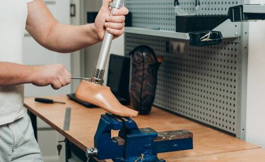 Innowacyjne technologiczne rozwiązania w produkcji sztucznych nóg