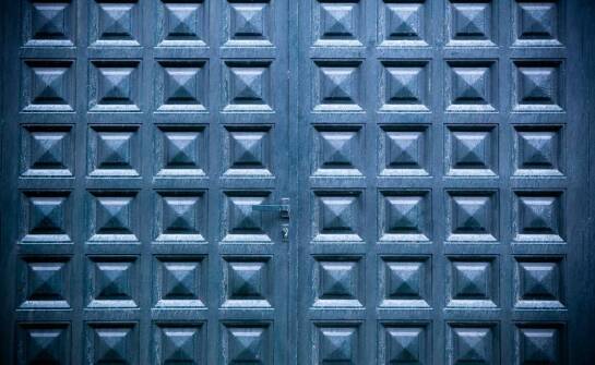 Poradnik wyboru segmentowych bram dla różnych typów budynków