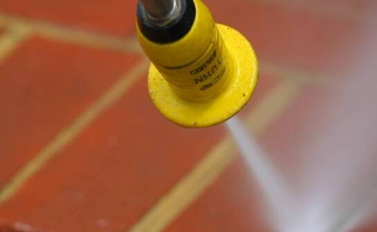 Preparaty do mycia elewacji – jak wpływają na redukcję wykwitów?