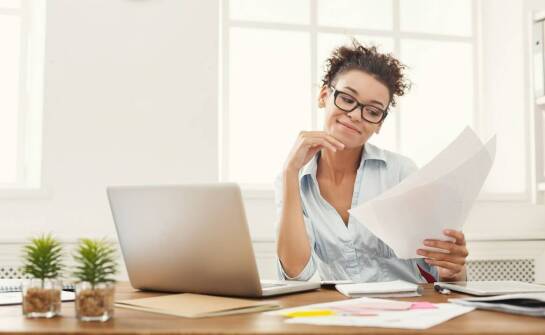 Dlaczego warto wybrać przysięgłego tłumacza języka angielskiego przy tłumaczeniach finansowych?