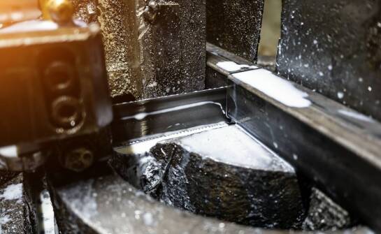 Jakie są najważniejsze aspekty konserwacji gilotyn do blach?