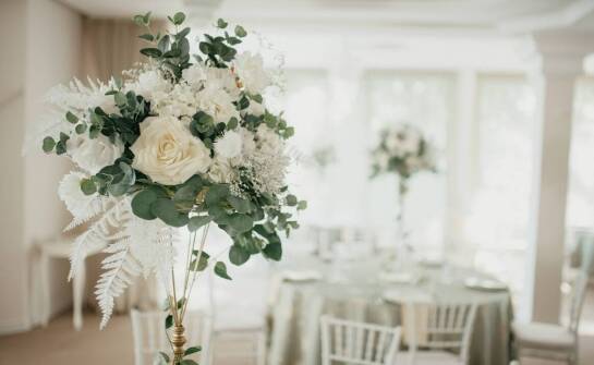 Sztuczne paprocie w eventowych dekoracjach – inspiracje i porady