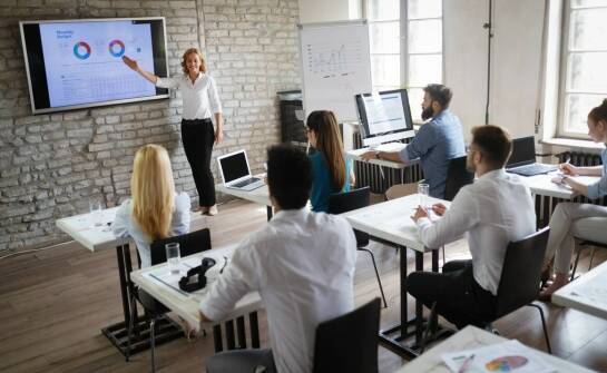 Dlaczego warto inwestować w edukację i szkolenia z zakresu sprzedaży i marketingu?