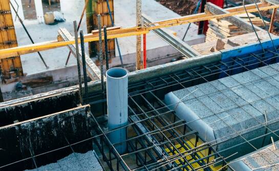 Jakie są różnice między tradycyjnymi a nowoczesnymi podmurówkami?