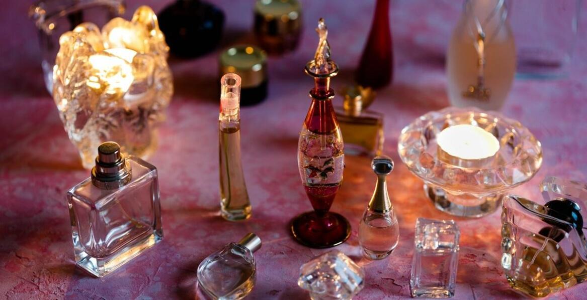 Jakie są zalety stosowania zaawansowanych technologii w produkcji perfumeryjnych butelek?