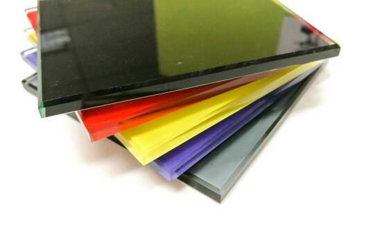 Jak anodowanie aluminium wpływa na trwałość znamionowych tabliczek?