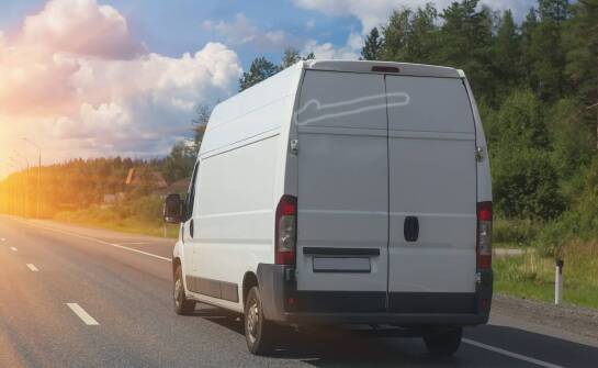 Wybór graficznego projektu a ostateczny koszt oklejenia dostawczego samochodu