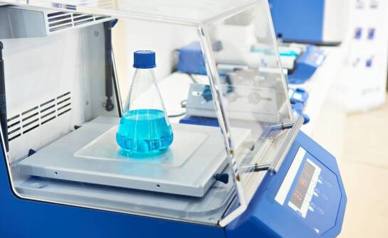 Analiza wzoru ciężkiej wody: jak wpływa na zastosowanie jej w laboratoriach?