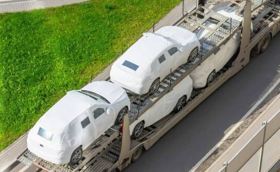 Jakie pojazdy można transportować na długich dystansach z użyciem lawety?