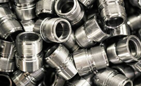 Przewodnik po cenach skupu kolorowych metali: tytan w centrum uwagi