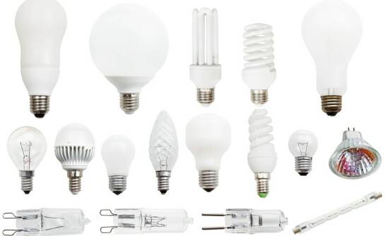 Porównanie różnych modeli lamp solarnych pod względem liczby LED diod i barwy światła