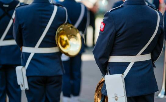 Mundur strażaka na uroczystości – jakie kluczowe elementy są?
