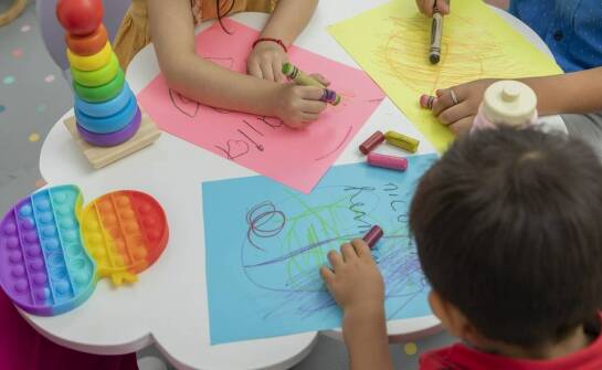 Jakie artystyczne zajęcia oferujemy dla 5-latków w naszym przedszkolu?