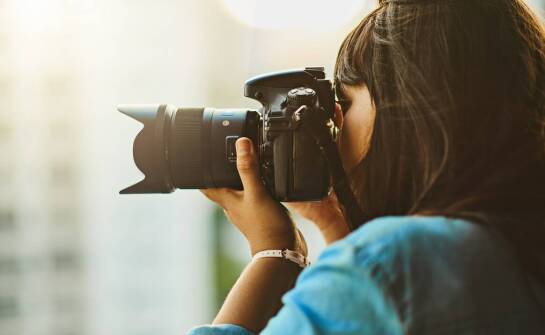 Jak obiektyw fotografa wpływa na jakość plenerowej kobiecej sesji zdjęciowej?