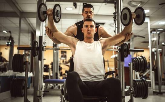 Różnorodność treningów na maszynie do bicepsów – jak urozmaicić swoje ćwiczenia?