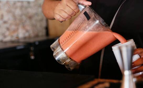 Jak profesjonalne wyciskarki wspierają serwowanie smoothie i drinków w restauracjach?