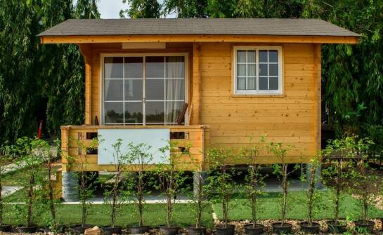 Ochrona drewnianych domów przed wilgocią: jak dobrać odpowiednie impregnaty?