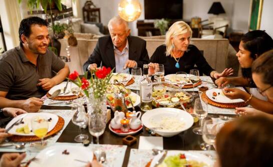 Jakie są najważniejsze elementy organizacji stypy po pogrzebie?