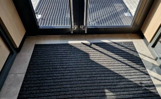 Jakie funkcje pełnią wewnętrzne wycieraczki w hotelach?