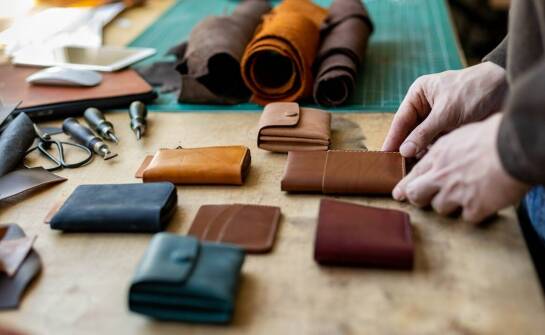 Różnice między męskimi portfelami z ekologicznej a tradycyjnej skóry