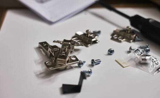 Jakie prowadnice wybrać do klasycznych mebli, a jakie do nowoczesnych?