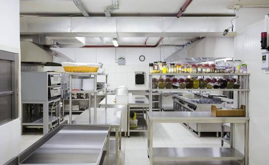 Zastosowanie aluminium i stali nierdzewnej w produkcji gastronomicznych mebli: różnice i zalety