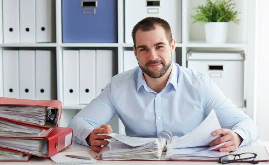 Wsparcie rachunkowego biura w kontaktach z urzędami: jakie korzyści to przynosi?