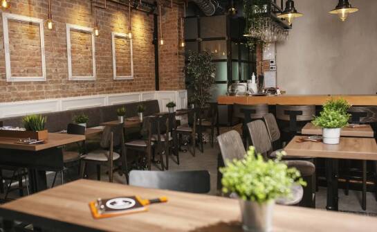 Trendy w projektowaniu wnętrz restauracyjnych z użyciem winylowych paneli