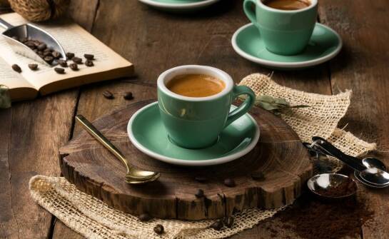 Porównanie różnych stylów filiżanek do kawy – co wybrać na formalne spotkanie?