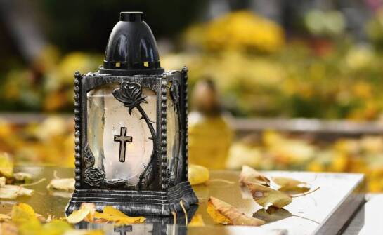 Jak wygląda proces personalizacji zdjęć w krysztale na pomnikach?