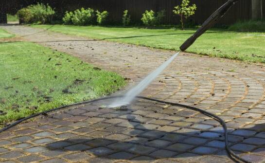 Profesjonalne czyszczenie brukowej kostki jako inwestycja w estetykę posesji