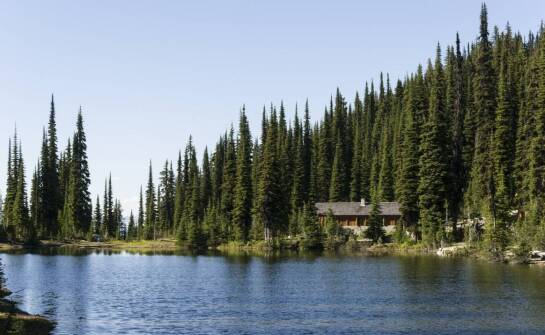 Tanie wczasy z wyżywieniem w górach – jak znaleźć najlepszą ofertę?